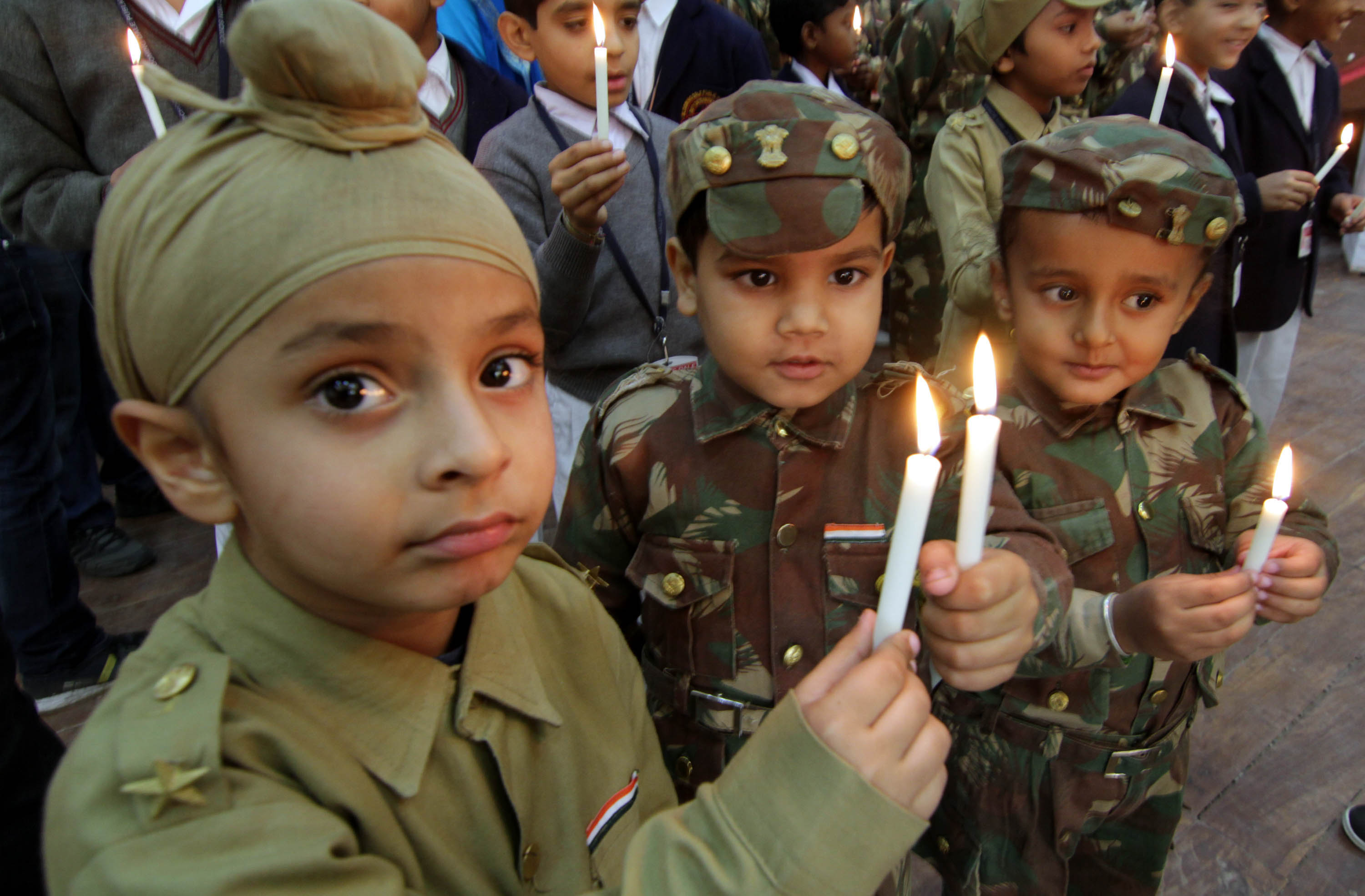 pressenza-jammu-children-pray-for-peshawar-military-school-victims