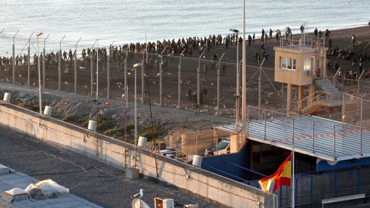 Playa del Tarajal 6 febrero 2014. Devolución en caliente de numerosos inmigrantes, como puede verse en la imagen