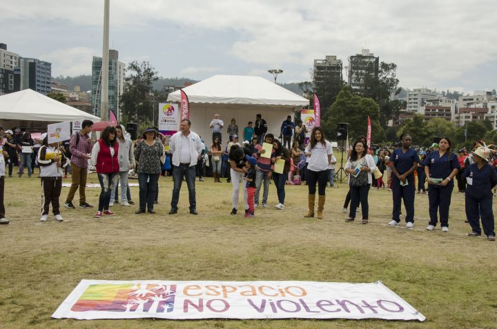 Asistentes al acto de apertura de Octubre NoViolento 2017 en Quito