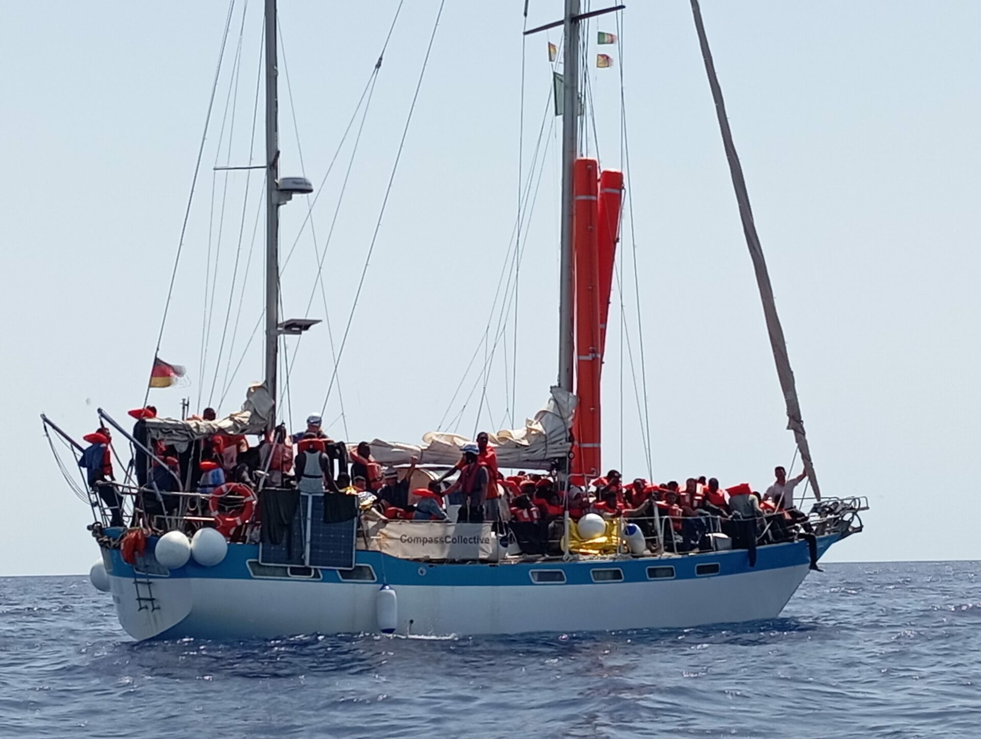52 Menschen auf dem Mittelmeer von wendländischem Segelboot vor illegaler Rückführung bewahrt
