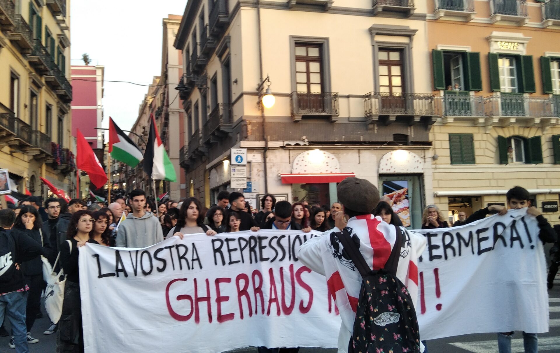 Cagliari Alle Prime Luci Dell Alba Perquisizione Della Questura In Casa Di Un Minorenne