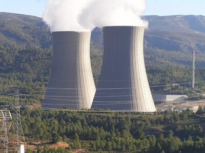 800px-Cofrentes_nuclear_power_plant_cooling_towers