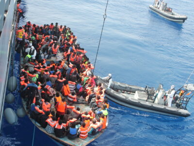 Salvação de refugiados no Mar Mediterrâneo 2015 (https://commons.wikimedia.org/wiki/File:LE_Eithne_Operation_Triton.jpg)