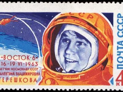 The_Soviet_Union_1963_CPA_2889_stamp_(Second_'Team'_Manned_Space_Flight._Valentina_Tereshkova_in_space_helmet)