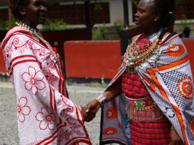 Naomy Kolian y Jane Kaliko comparten momentos de satisfacción tras un día agotador en que detallaron las experiencias personales y de su comunidad en un foro público sobre la necesidad de frenar la mutilación genital femenina en Kenia. Imagen: Robert Kibet / IPS